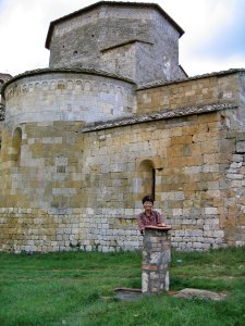 Il fianco e il tiburio della Badia a Conèo (21695 bytes)